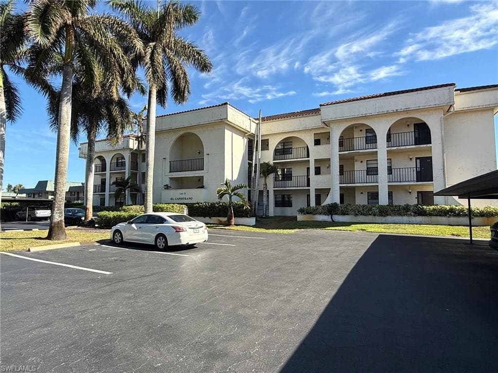 700 Valley Stream Dr 101, Naples, FL 34113-2
