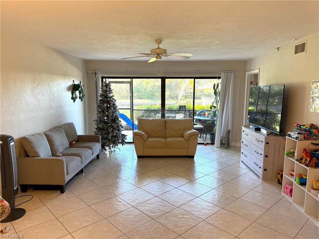 700 Valley Stream Dr 101, Naples, FL 34113-4