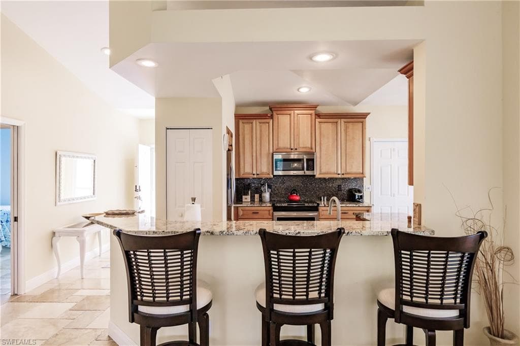 680 Wiggins Lake Dr 201, Naples, FL 34110-9