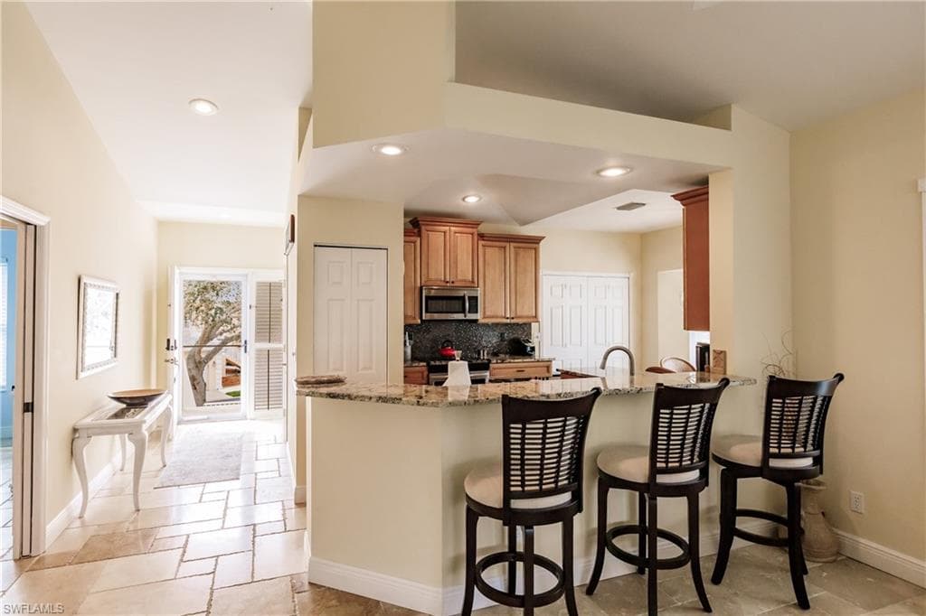 680 Wiggins Lake Dr 201, Naples, FL 34110-10