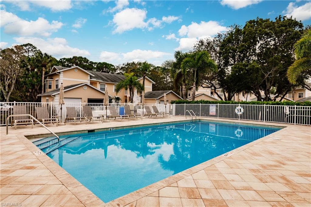 680 Wiggins Lake Dr 201, Naples, FL 34110-36