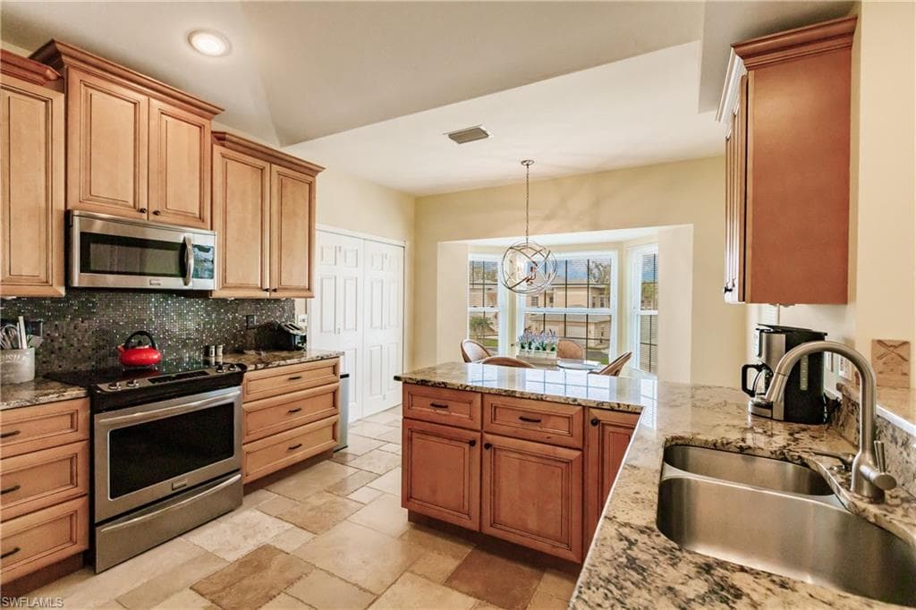 680 Wiggins Lake Dr 201, Naples, FL 34110-5