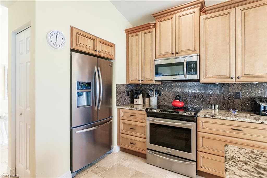 680 Wiggins Lake Dr 201, Naples, FL 34110-6