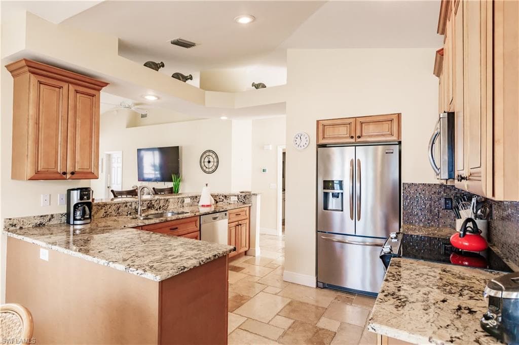 680 Wiggins Lake Dr 201, Naples, FL 34110-8