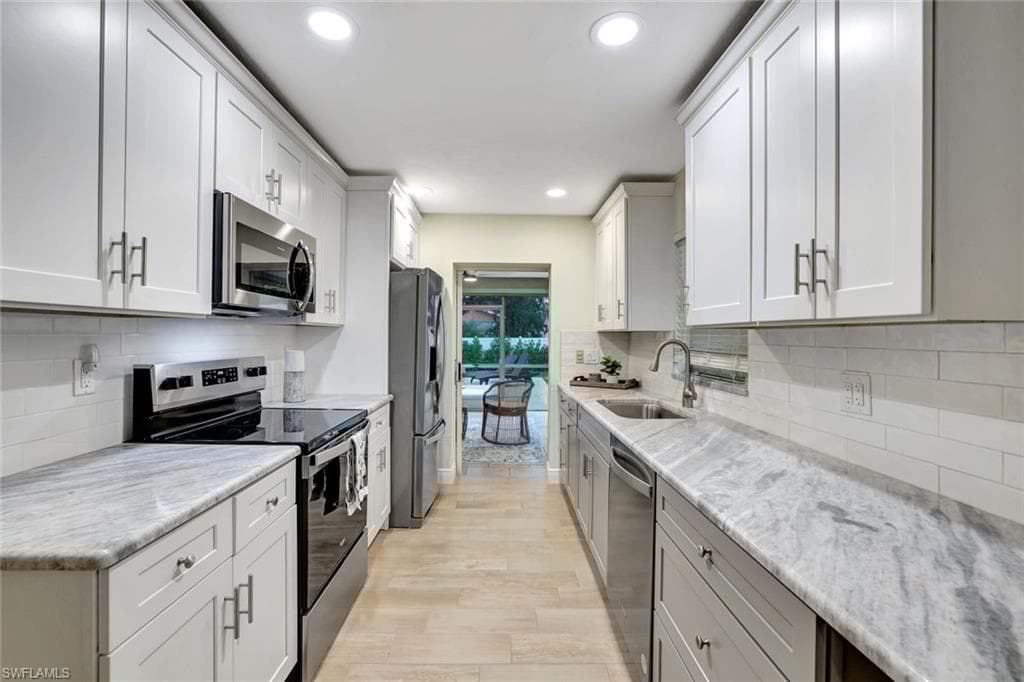 807 108th Ave N, Naples, FL 34108-9