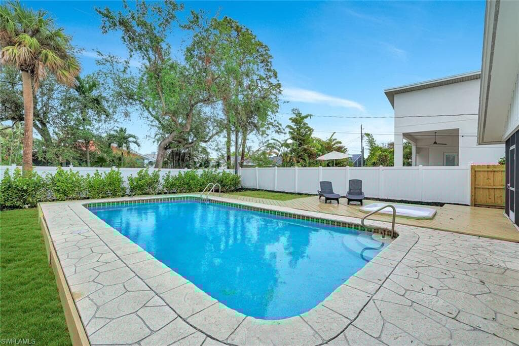 807 108th Ave N, Naples, FL 34108-2