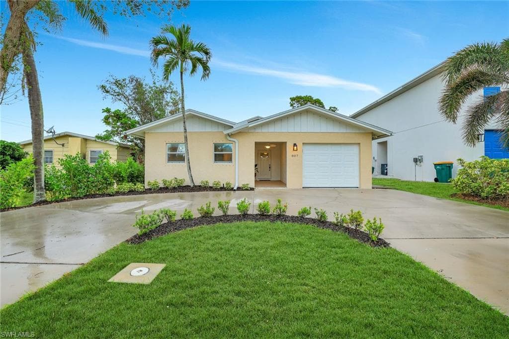 807 108th Ave N, Naples, FL 34108-3