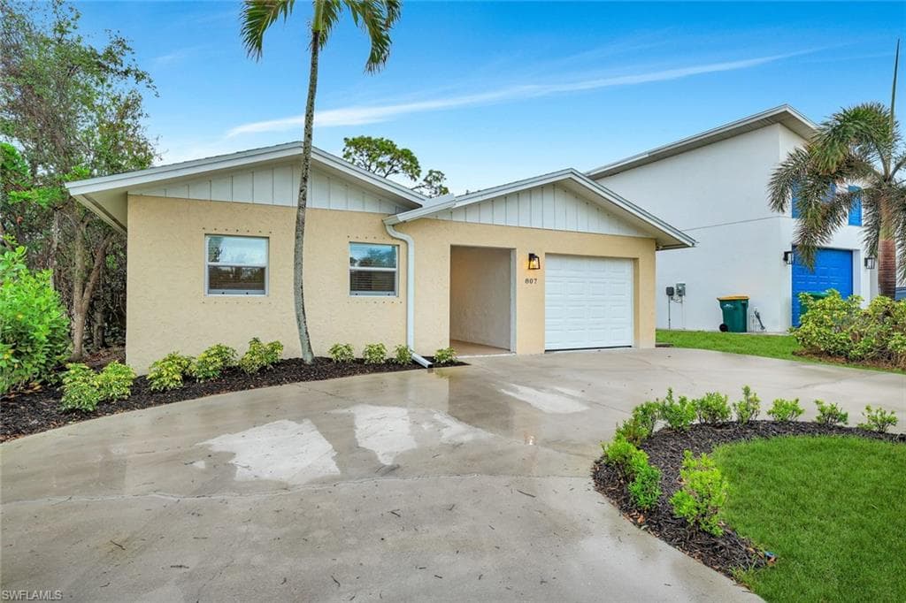 807 108th Ave N, Naples, FL 34108-4