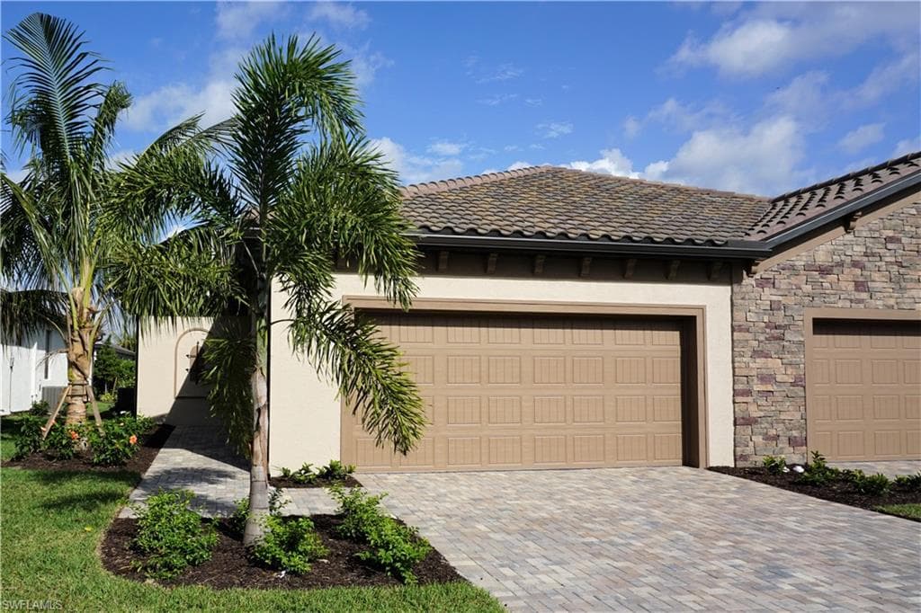 9183 Woodhurst Dr, Naples, FL 34120-1