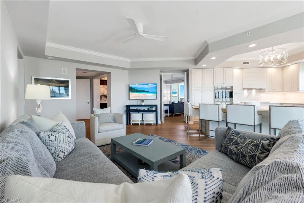 295 Grande Way 606, Naples, FL 34110-8