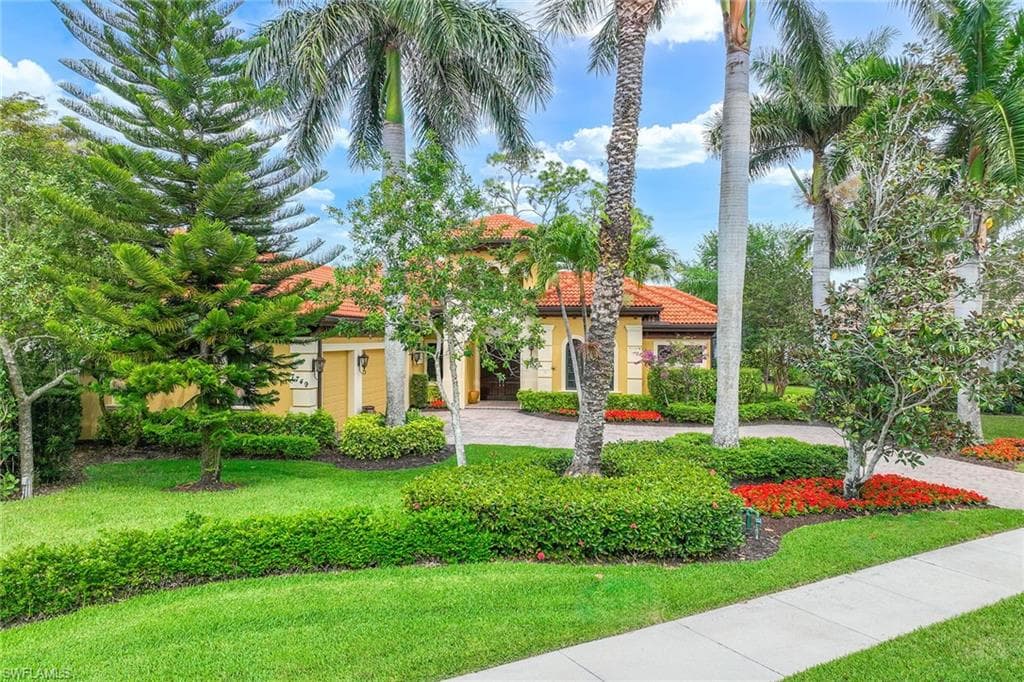 7749 Classics Dr, Naples, FL 34113-1