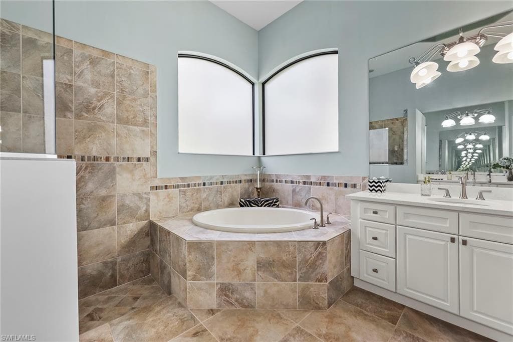 7749 Classics Dr, Naples, FL 34113-28