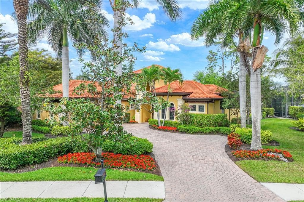 7749 Classics Dr, Naples, FL 34113-2