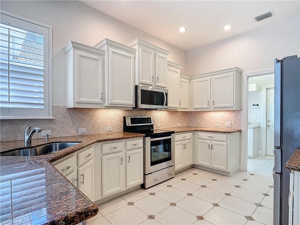 9190 Troon Lakes Dr, Naples, FL 34109-16