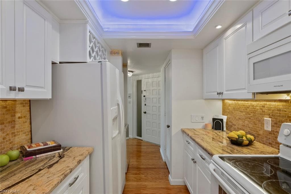 955 Palm View Dr B-307, Naples, FL 34110-9