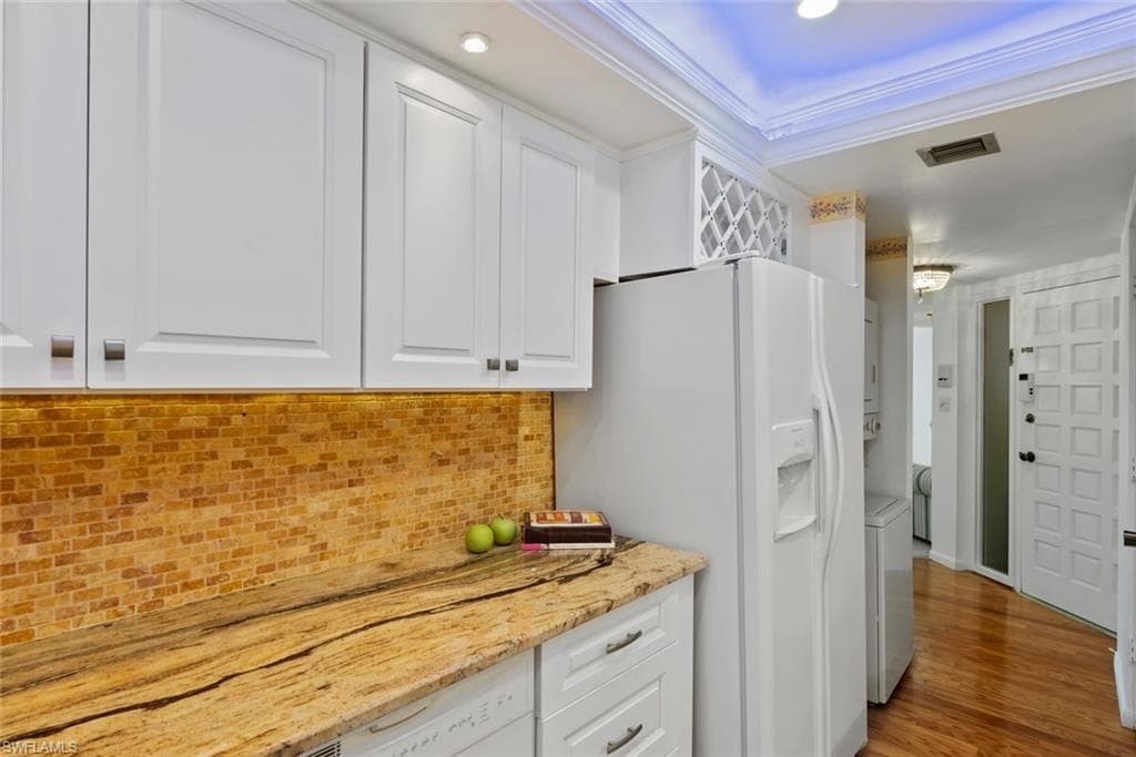 955 Palm View Dr B-307, Naples, FL 34110-10
