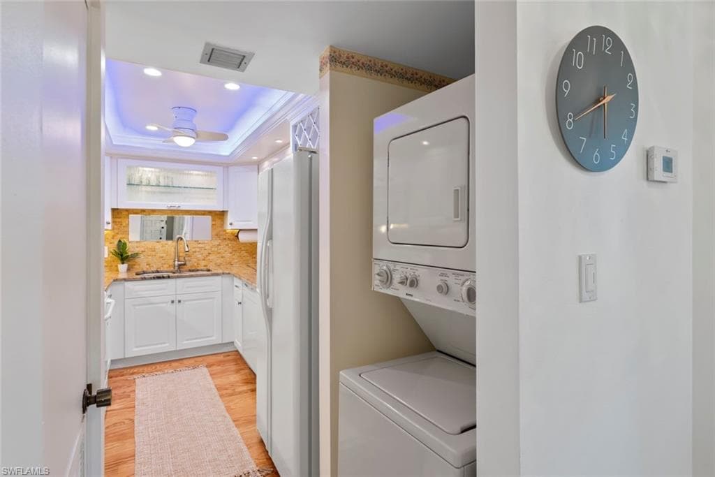 955 Palm View Dr B-307, Naples, FL 34110-11