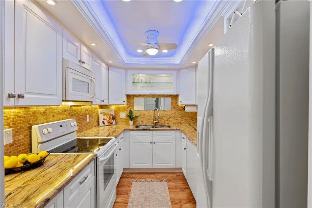 955 Palm View Dr B-307, Naples, FL 34110-6