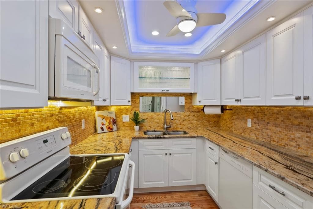 955 Palm View Dr B-307, Naples, FL 34110-7