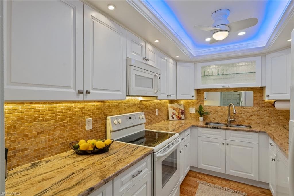 955 Palm View Dr B-307, Naples, FL 34110-8