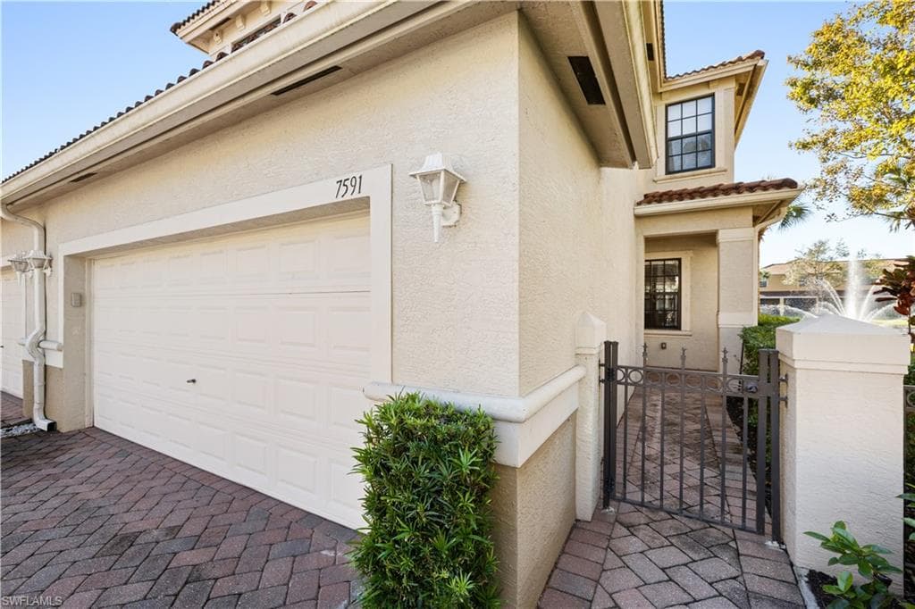 7591 Bristol Cir, Naples, FL 34120-3