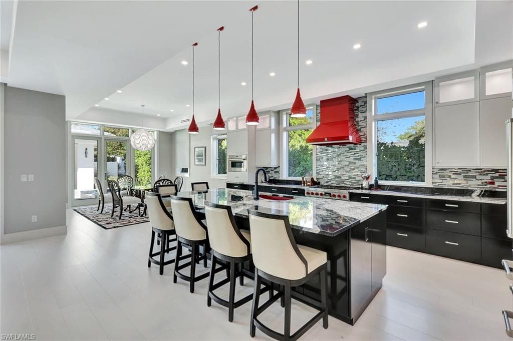 739 5th Ave N, Naples, FL 34102-9