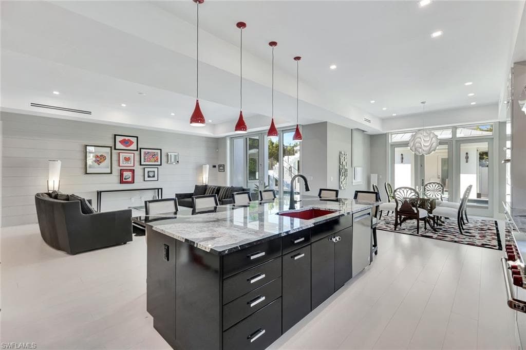 739 5th Ave N, Naples, FL 34102-10