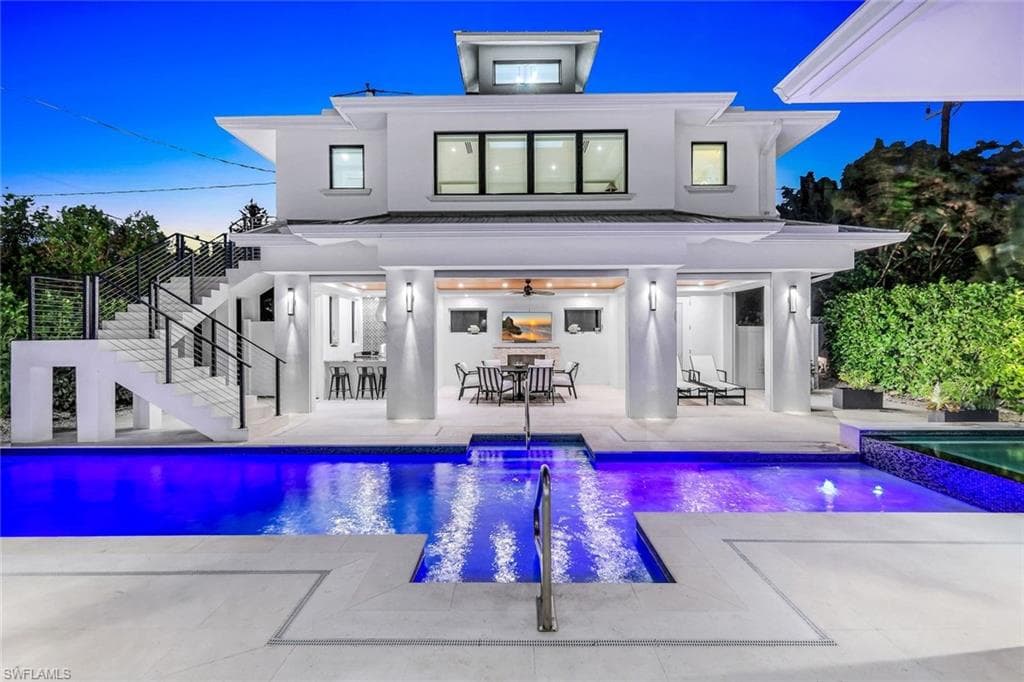 739 5th Ave N, Naples, FL 34102-3