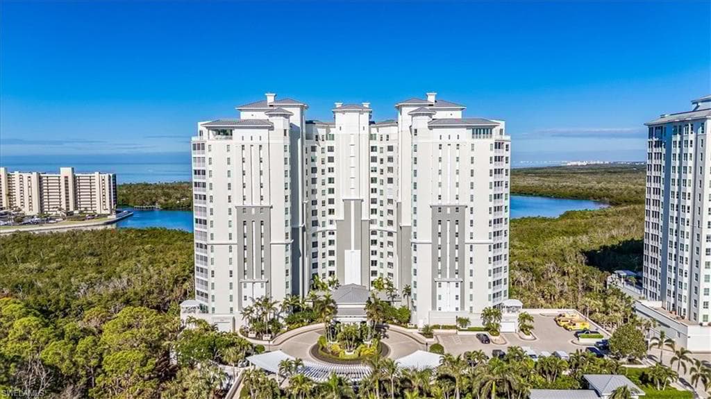 295 Grande Way 702, Naples, FL 34110-1