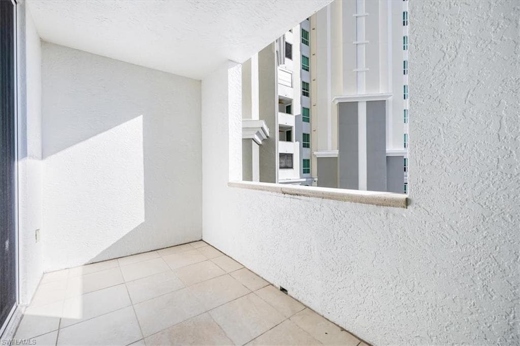 295 Grande Way 702, Naples, FL 34110-23