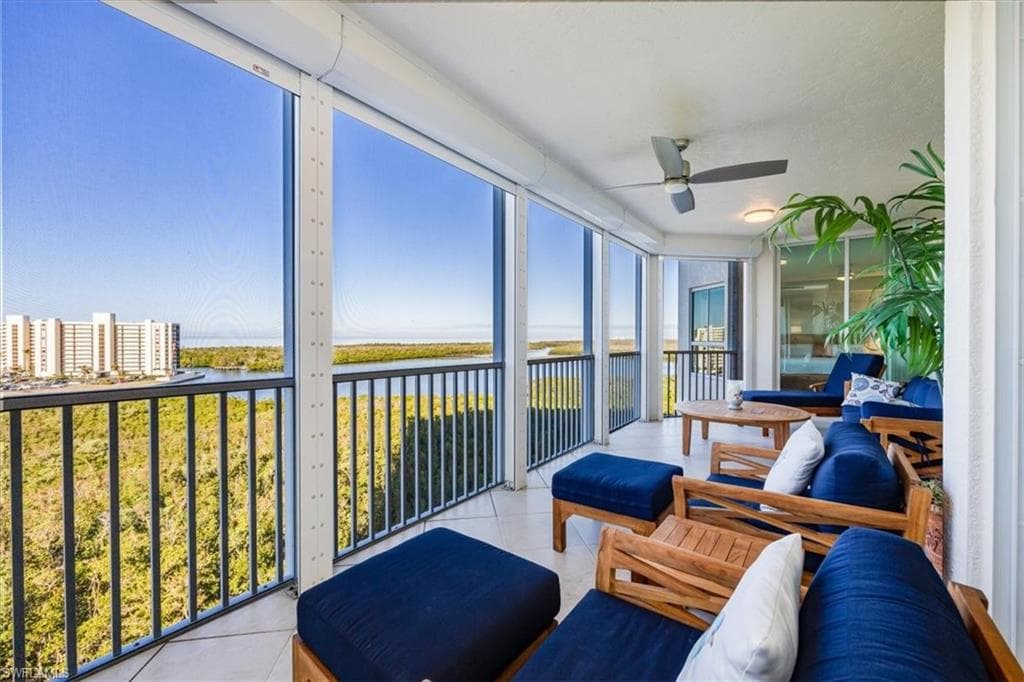 295 Grande Way 702, Naples, FL 34110-3