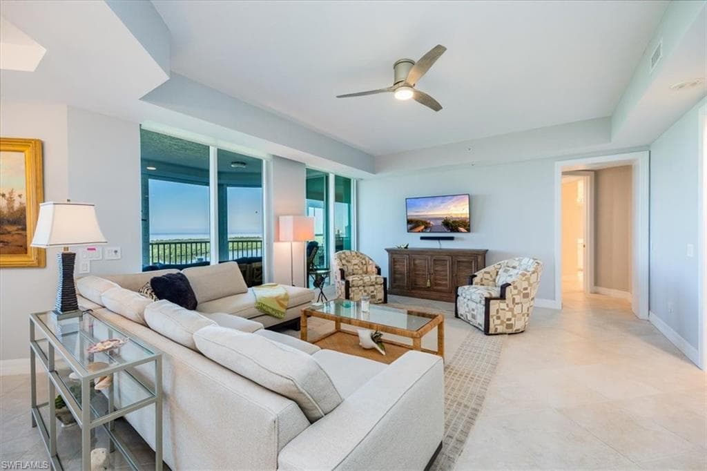 295 Grande Way 702, Naples, FL 34110-5