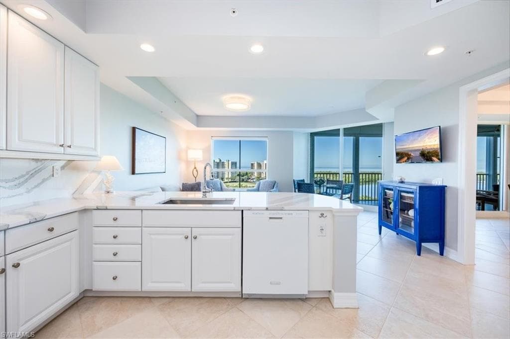 295 Grande Way 702, Naples, FL 34110-8