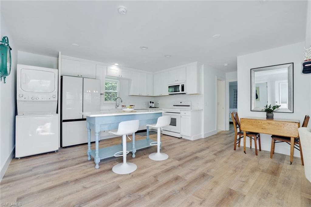 481 8th Ave S, Naples, FL 34102-34