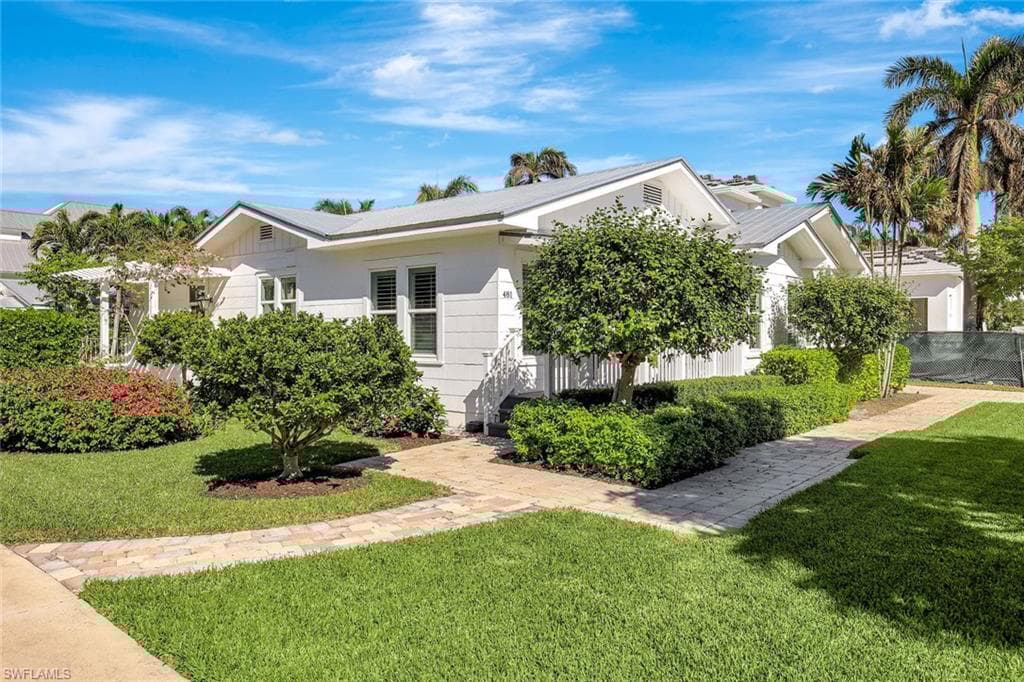 481 8th Ave S, Naples, FL 34102-3