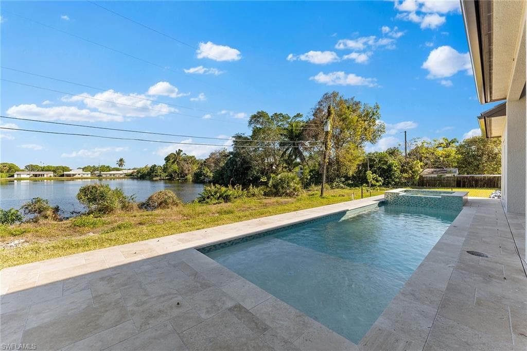 1478 10th St N, Naples, FL 34102-28