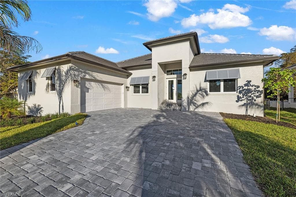 1478 10th St N, Naples, FL 34102-4