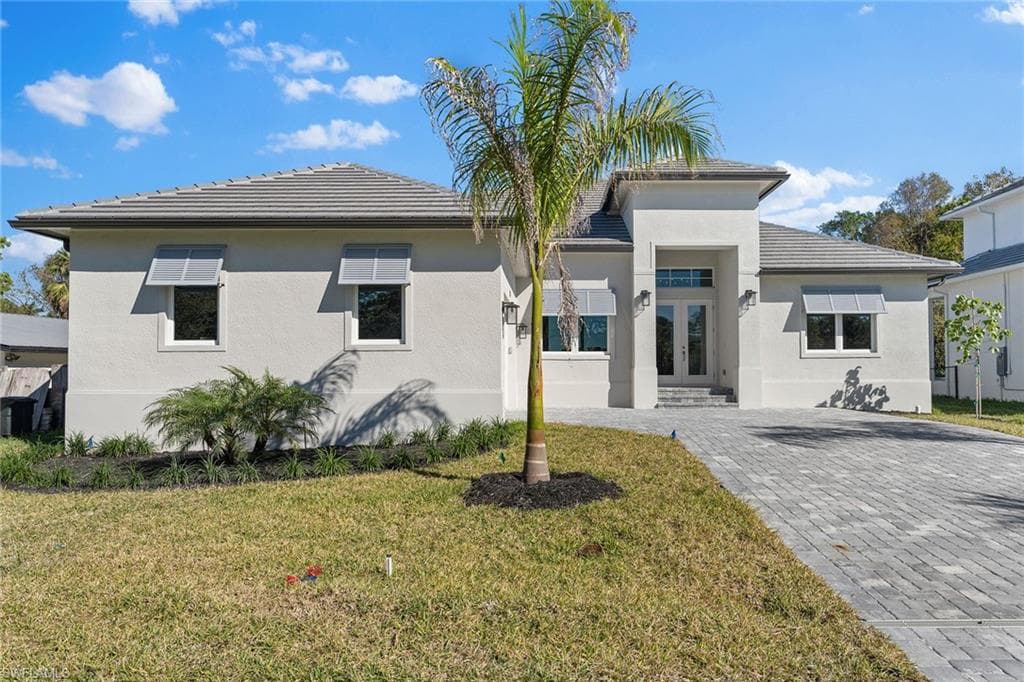 1478 10th St N, Naples, FL 34102-5