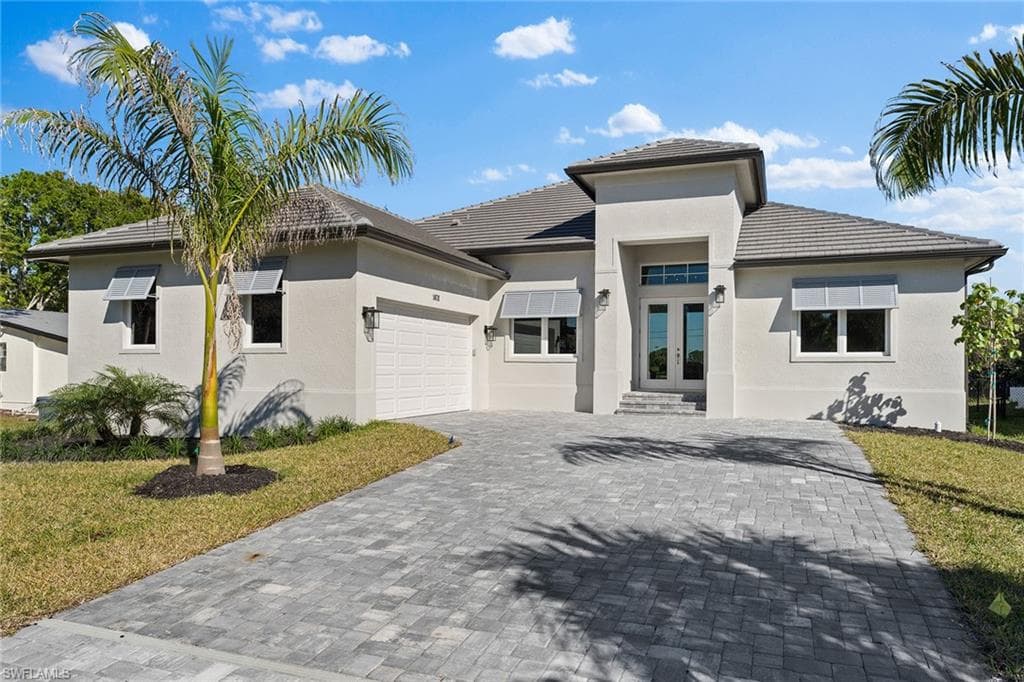 1478 10th St N, Naples, FL 34102-6