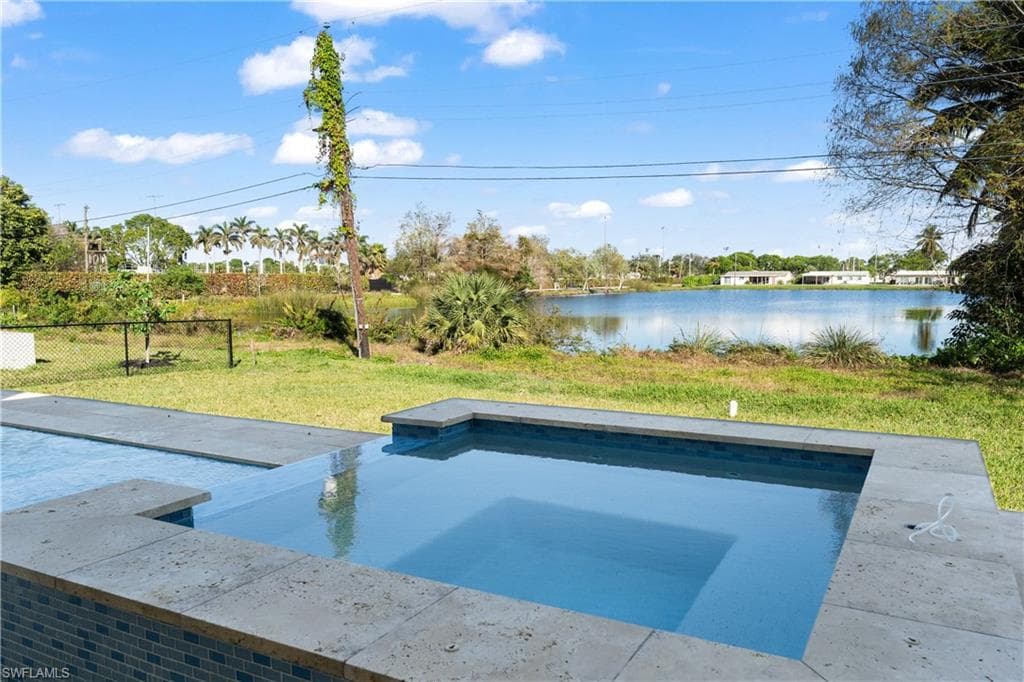 1448 10th St N, Naples, FL 34102-40