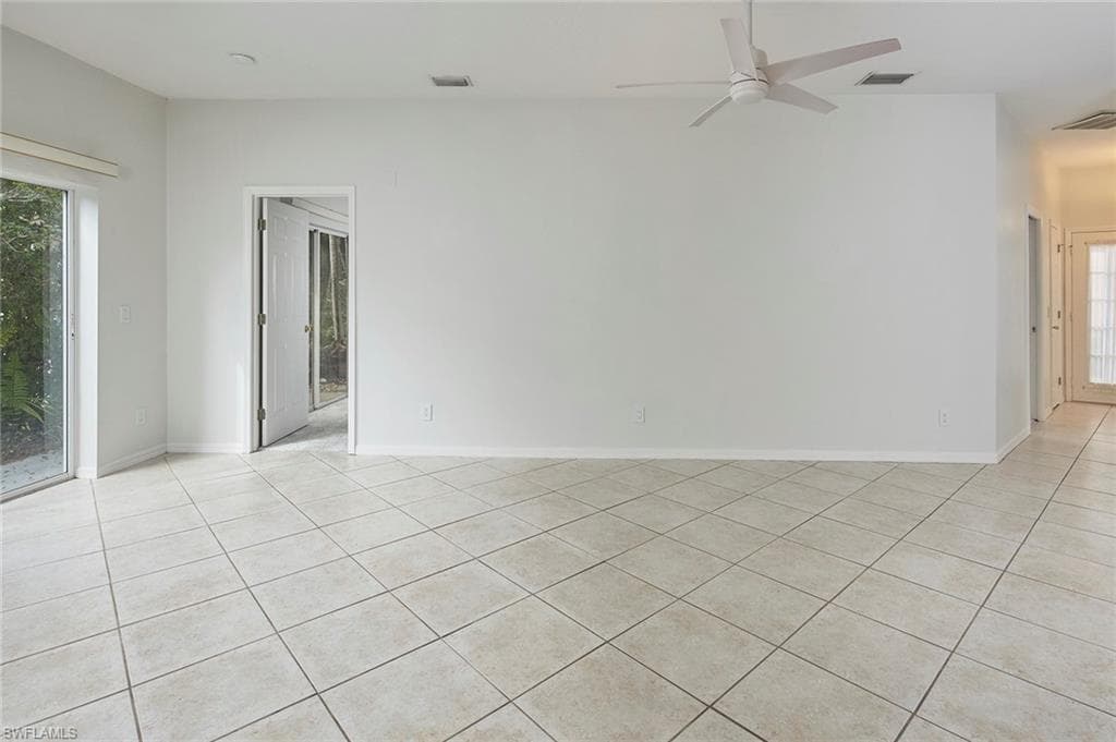 10735 Maui Cir, Estero, FL 33928-5
