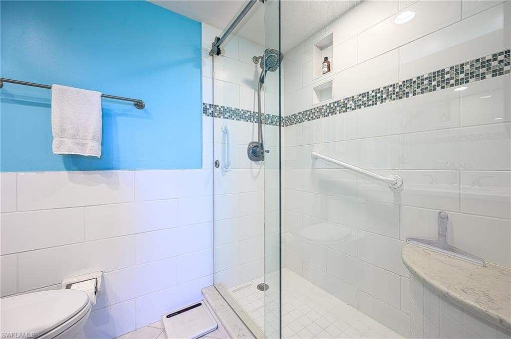 37 High Point Cir E 401, Naples, FL 34103-12