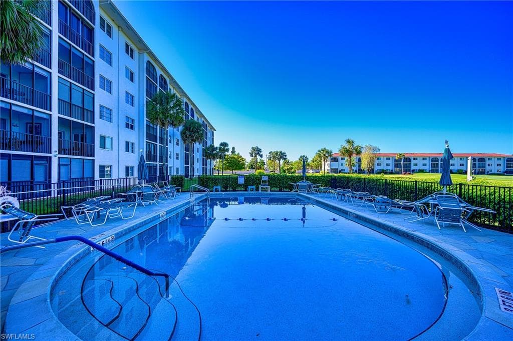 37 High Point Cir E 401, Naples, FL 34103-20