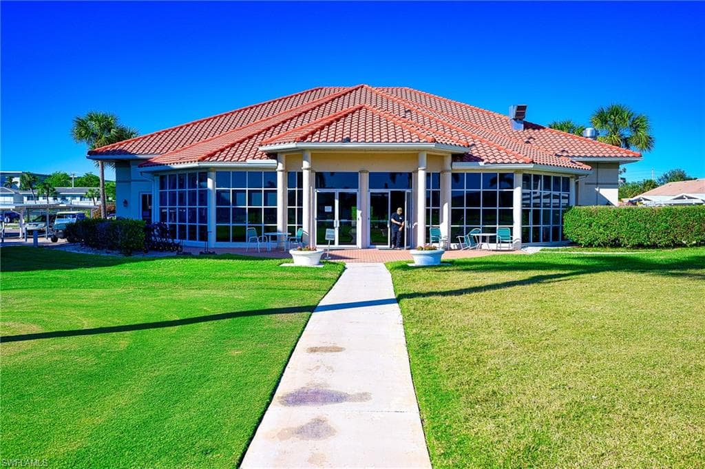 37 High Point Cir E 401, Naples, FL 34103-21