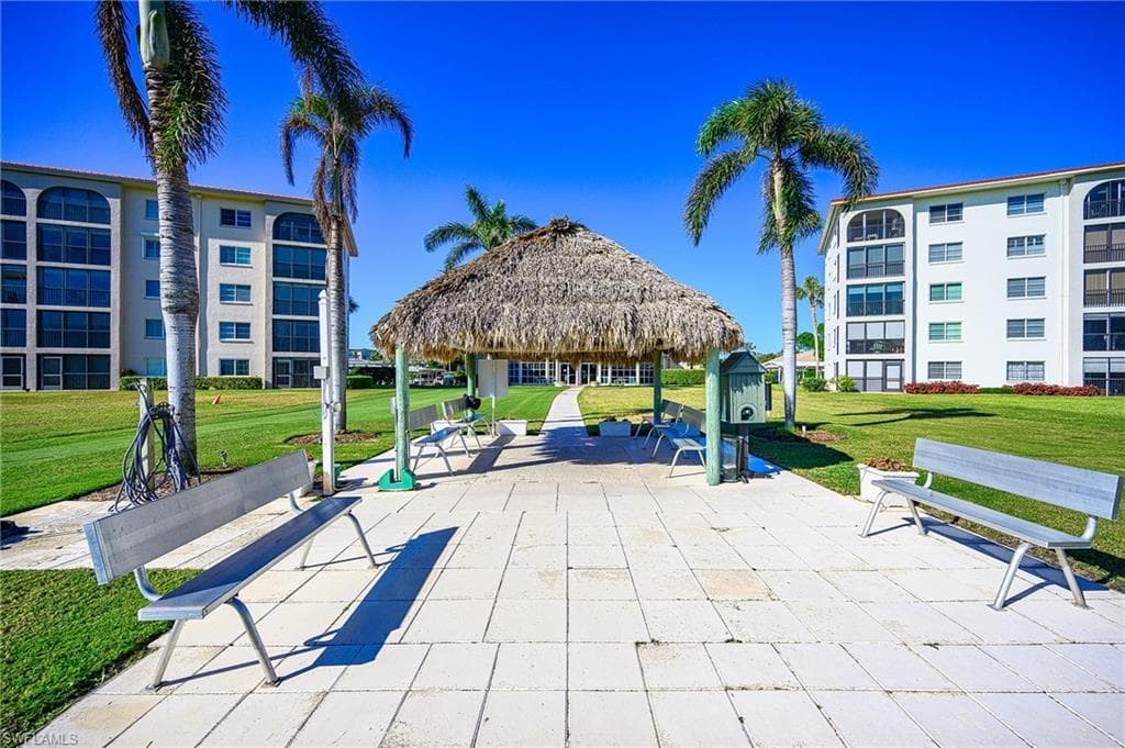 37 High Point Cir E 401, Naples, FL 34103-22