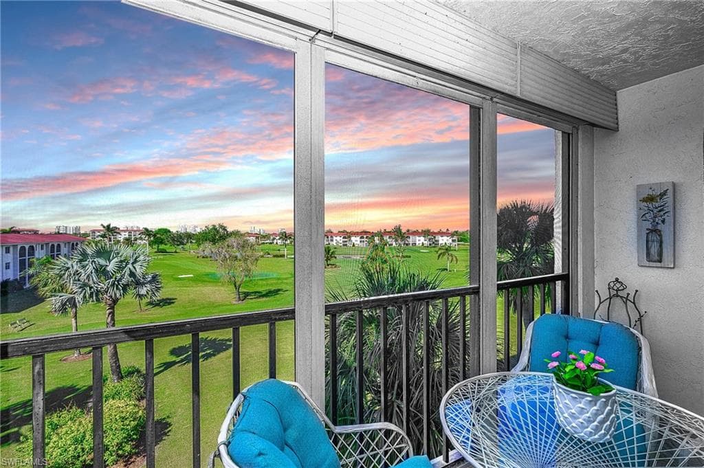 37 High Point Cir E 401, Naples, FL 34103-1