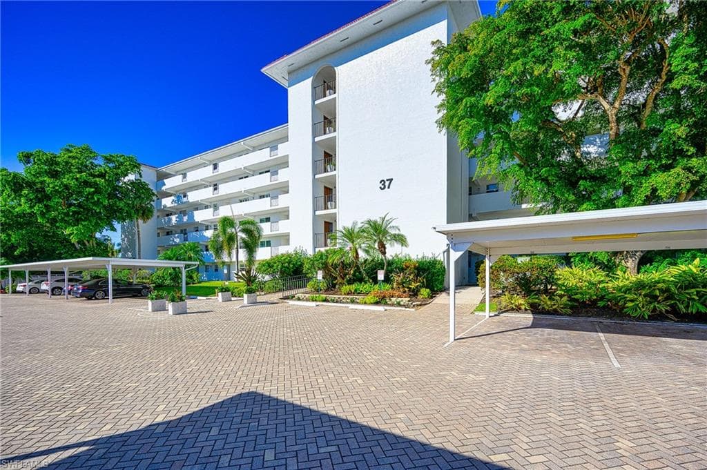 37 High Point Cir E 401, Naples, FL 34103-2