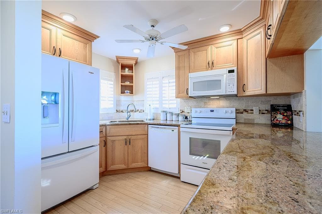 37 High Point Cir E 401, Naples, FL 34103-3