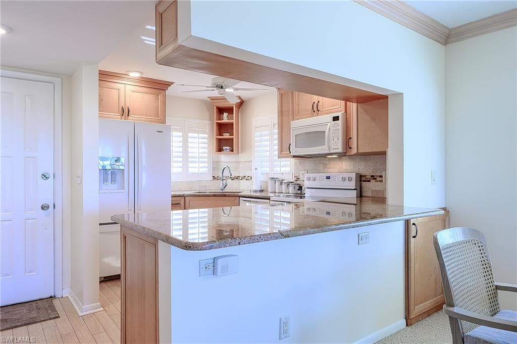 37 High Point Cir E 401, Naples, FL 34103-4
