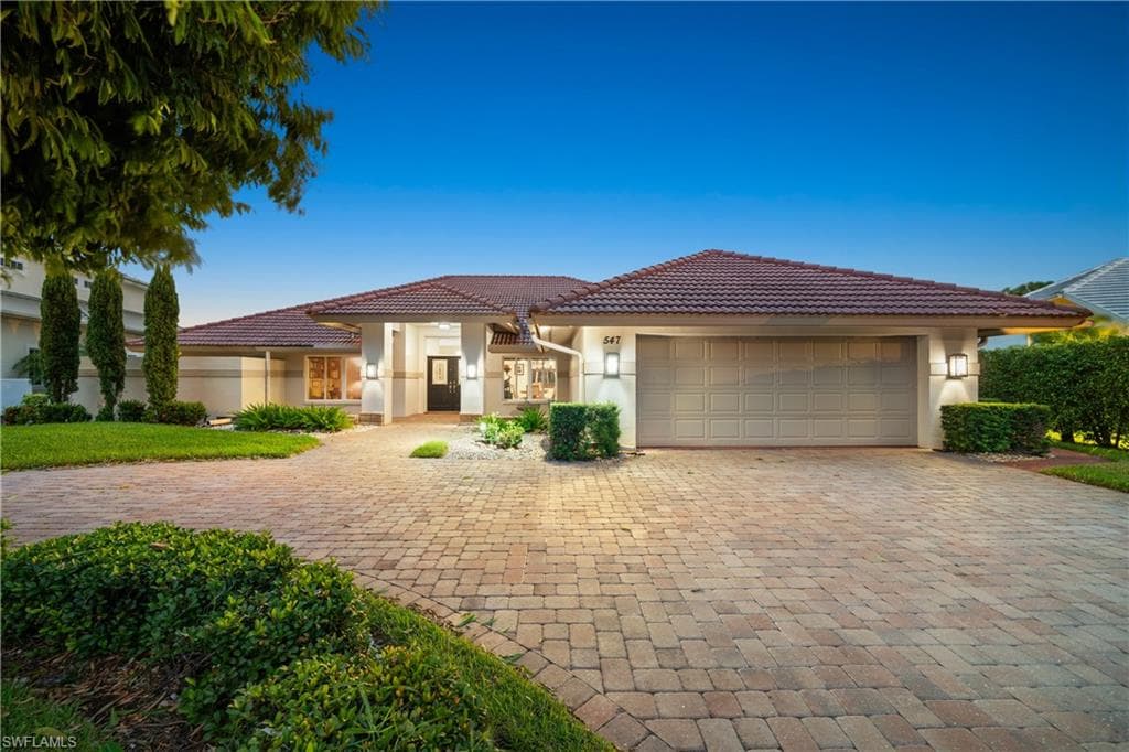 547 Devils Ln, Naples, FL 34103-2
